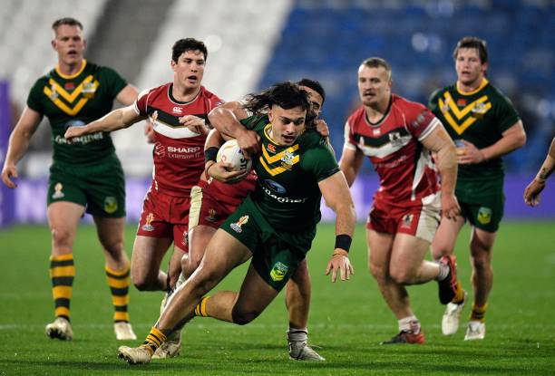 Australia's Tino Fa'asuamaleaui (C) runs with the ball during the Rugby League World Cup 2021 quarter-final match between Australia and Lebanon at The John Smith's Stadium in Huddersfield, northern England on November 4, 2022. (Photo by Oli SCARFF / AFP) (Photo by OLI SCARFF/AFP via Getty Images)